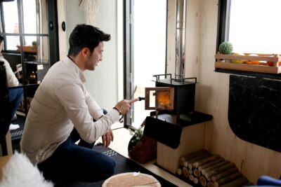 Granulés de bois : les prix remontent avant l&rsquo;hiver, comment bien acheter son stock